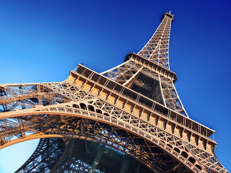 Eiffelturm in Paris im Sommer