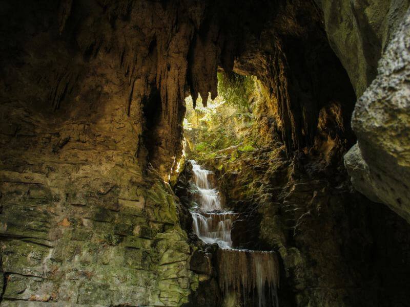 Grotte mit Wasserfall