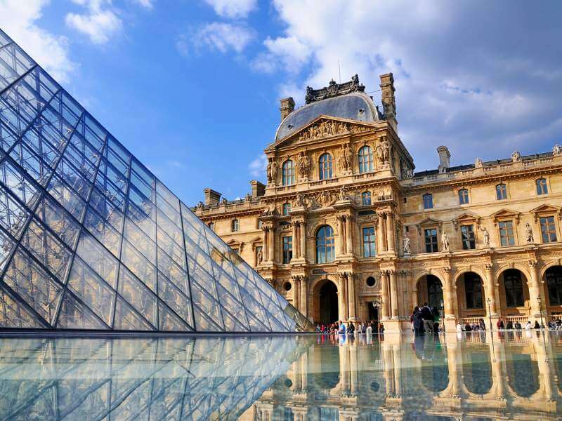 Louvre Glaspyramide Paris