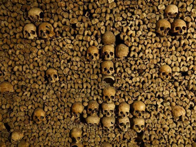 Totenschädel in den Katakomben von Paris