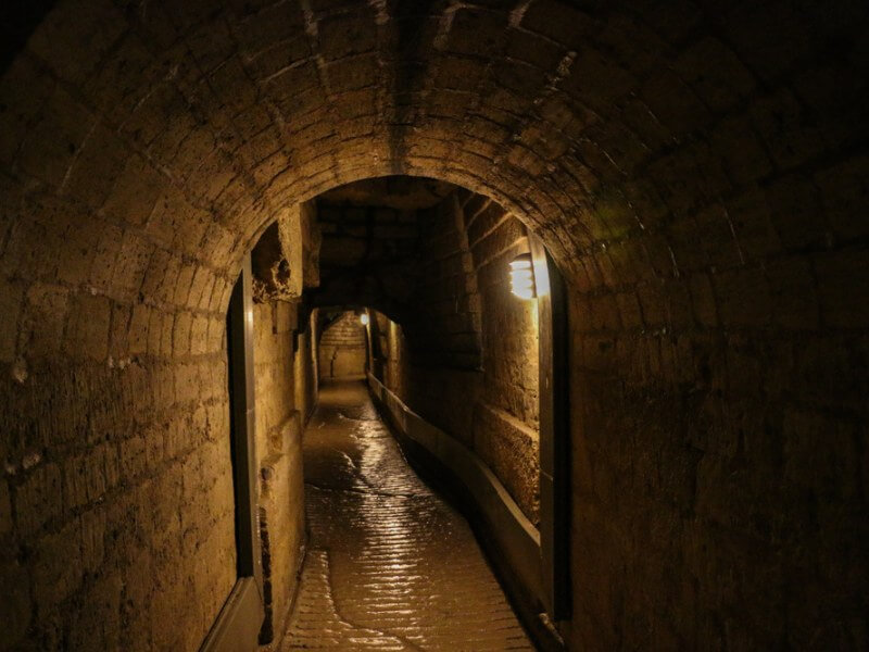 Unterirdischer Tunnel Katakomben Paris