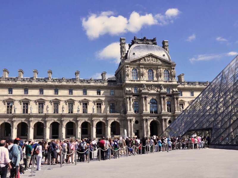 Warteschlange Eingang Louvre Paris