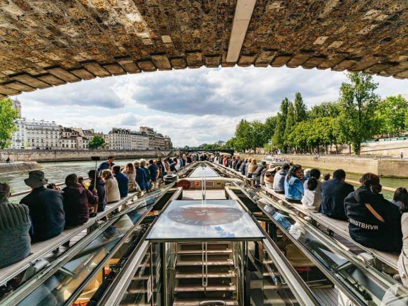 Bateaux Parisiens Seine Flussfahrt bei Tag