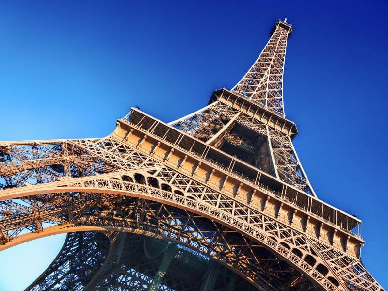 Eiffelturm-in-Paris-im-Sommer.jpg