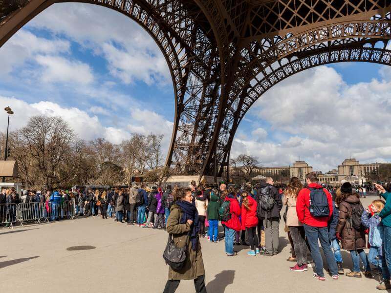 Warteschlange Eiffelturm Eingang