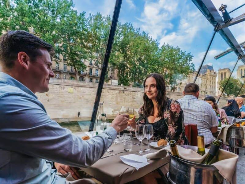 Bootsfahrt-Seine-mit-Dinner-und-Live-Musik