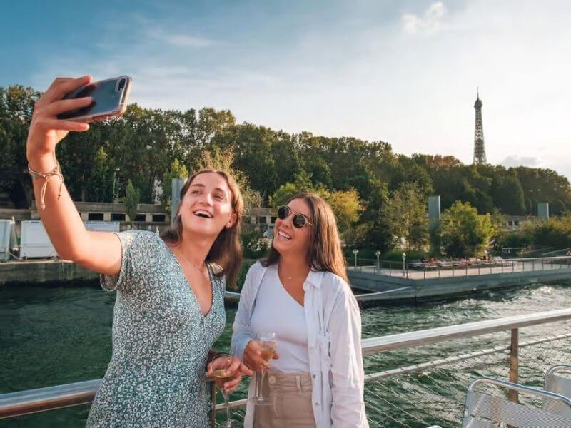 Paris Bootstour am Abend mit Musik