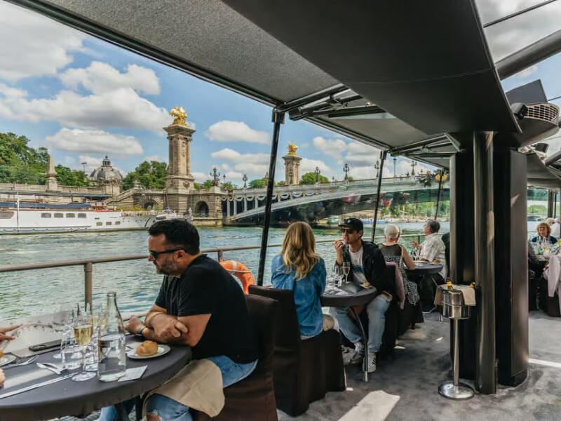 Seine-Bootsfahrt-mit-3-Gänge-Menü